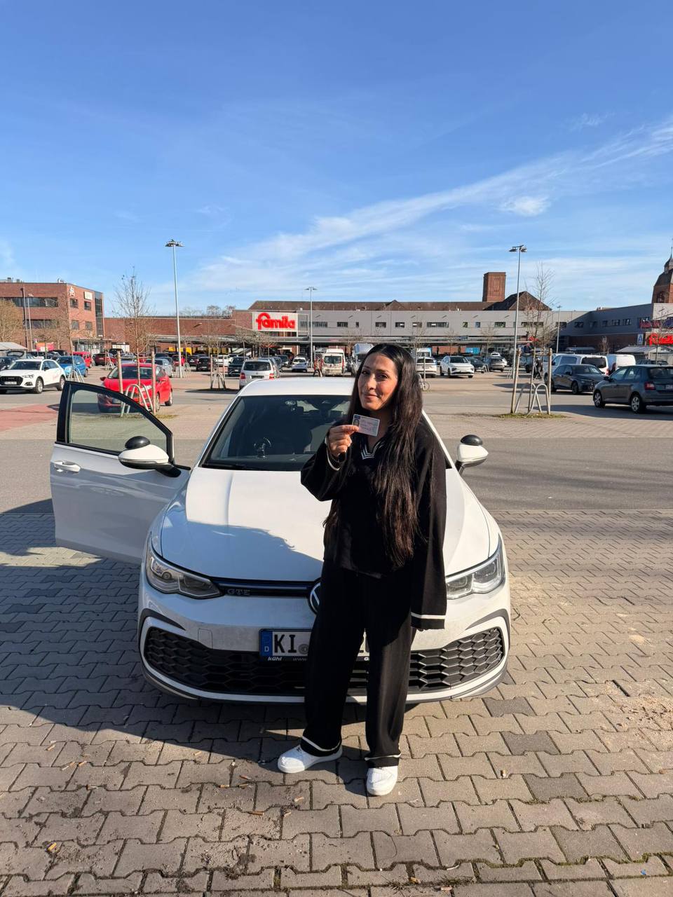 Absolventin Fahrschule Sana